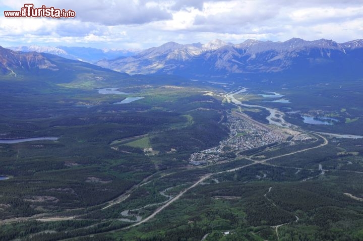Immagine Veduta aerea di Jasper, cittadina nella provincia canadese di Alberta e centro amministrativo del Jasper National Park, vista dalla cima Whistler - © Serjio74 / Shutterstock.com