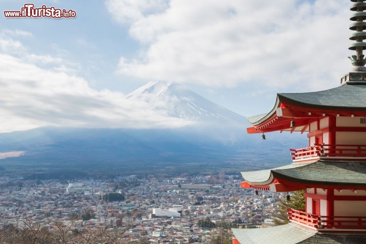 Immagine La citta di Yamanashi fotografata dalla  celebre Pagoda Rossa di Chureito,  e con il Monte Fuji sullo sfondo, la vetta più alta del Giappone - © vichie81 / Shutterstock.com