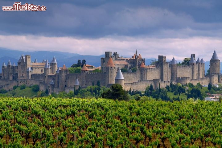 Immagine Carcassonne è un gioiello della Francia meridionale, adagiato lungo le rive dell'Aude e vegliato dalle sagome possenti dei Pirenei. Possenti sono anche le sue mura lunghe 2 km, rinforzate da una sessantina di torri d'avvistamento, fondate dai romani e ampliate dai Visigoti dal VII secolo  - © Paul Palau