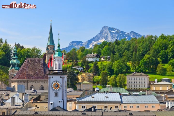 Immagine La città vecchia di Salisburgo, Austria. Dal centro storico si ammira una bella vista sul castello e le vicine Alpi  - © S.Borisov / Shutterstock.com