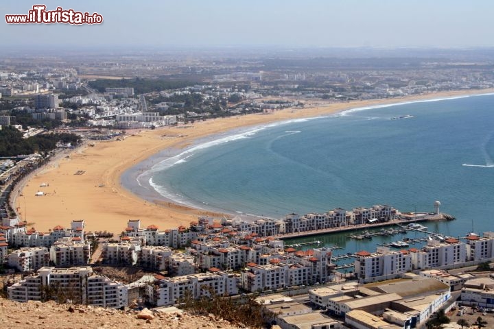 Immagine La costa e la grande spiaggia che si estende per chilometri a sud del centro di Agadir, costeggiando l'Oceano Atlantico del Marocco. Molti appassioanti di surf e windsurf scelgono questo luogo per affinare la propria tecnica - © Ana del Castillo / Shutterstock.com