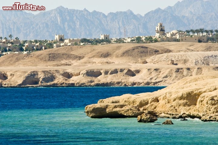 Immagine La costa desertica intorno a Sharm el Sheikh, lungo la Pensisola del Sinai in Egitto - © Eric Gevaert / Shutterstock.com