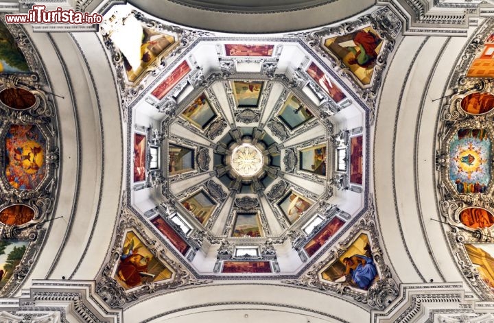 Immagine La cupola della Cattedrale di Salisburgo (Salzburger Dom). La struttura ottagonale è affrescata con raffigurazioni del Vecchio Testamento - © QQ7 / Shutterstock.com