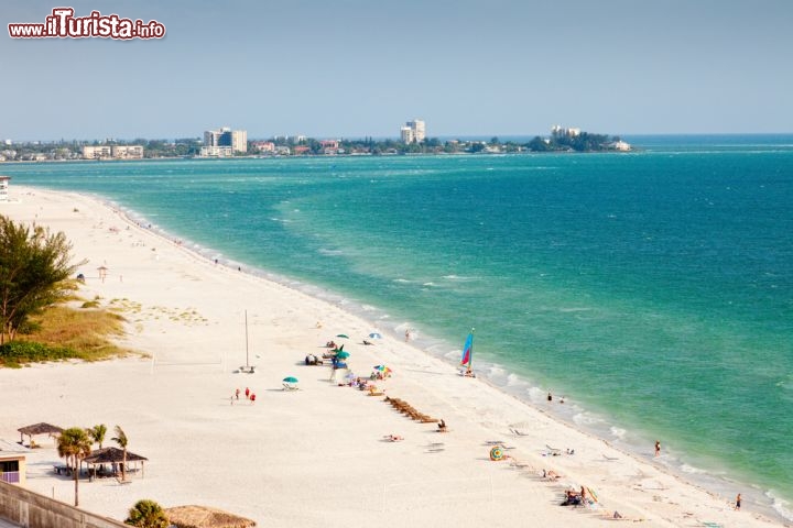 Immagine La famosa spiaggia di Sarasota, conosciuta con il nome di Siesta Keys negli USA - © Ruth Peterkin / Shutterstock.com