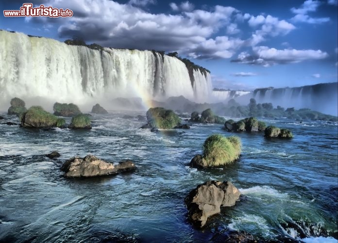 Immagine La grande portata di acqua delle cascate di Iguazù in Brasile - © Leksele / Shutterstock.com