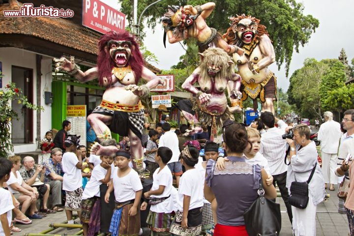 Immagine La parata chiamata Ngrupuk a Bali: in processione la particolare statua di Ogoh-Ogoh - © saiko3p / Shutterstock.com