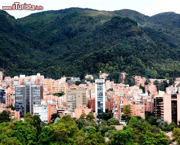 Immagine La parte moderna di Bogotà è detta El Chapinero e si sviluppa a nord de La Candelaria, ovvero il cuore antico della città. La zona è prevalentemente residenziale ma non mancano uffici e grandi centri commerciali - © Andresr / Shutterstock.com