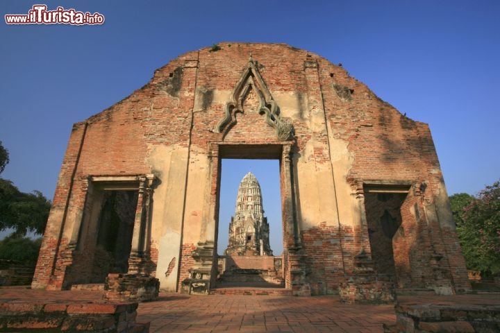 Immagine La porta di Wat Rajaburana ad Ayutthaya, in Thailandia - © think4photop / Shutterstock.com