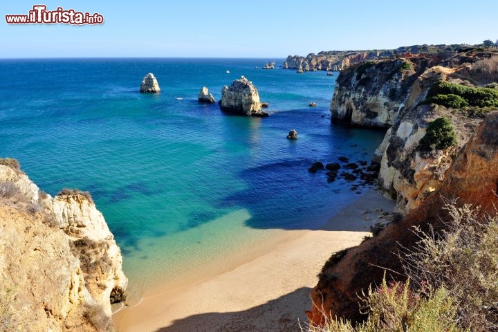 Immagine La spiaggia di Pinhao a Lagos, una delle più belle dell'Algarve e del Portogallo - © ruigsantos / Shutterstock.com