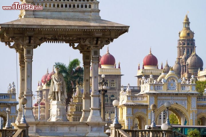 Immagine La statua del Maharaja Chamarajendar Wodeyar davanti al Mysore Palace - © Mazzzur / shutterstock.com