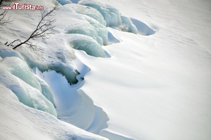 Immagine La superficie ghiacciata del lago Tornetrask a Abisko in Svezia