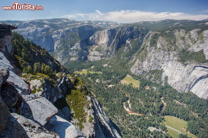 Immagine La valle e le rocce granitiche di Yosemite, il Parco Nazionale della California, uno dei più famosi degli USA - © Radoslaw Lecyk / Shutterstock.com