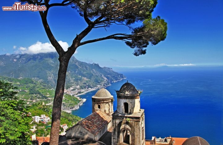 Immagine La vista magnifica dal belvedere di Villa Rufolo a Ravello, con panorama che si apre sul golfo di Amalfi - © leoks / Shutterstock.com