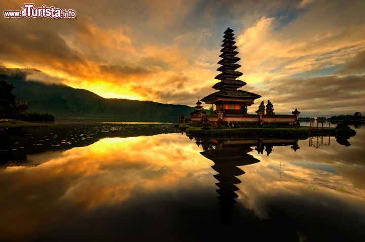 Immagine Tramonto spettacolare sul lago Bratan vicino Bedugul a Bali, in Indonesia - © toonman / Shutterstock.com