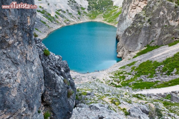 Immagine Il lago Modro di Imotski, tra le montagne intorno a Spalato (Dalmazia, Croazia), è un lago carsico il cui nome significa "lago azzurro", per il colore azzurro intenso delle sue acque. Solitamente è una meta balneare molto amata, ma quando si dissecca il fondo viene usato come campo da calcio per partite improvvisate.  A breve distanza c'è il lago Crveno, o lago rosso per il colore delle pareti rocciose circostanti - © anshar / Shutterstock.com