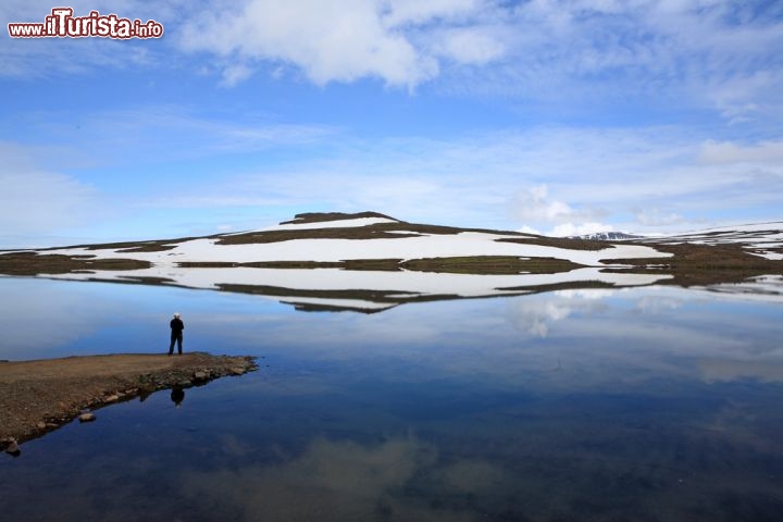 Immagine Il piccolo lago Vestdalsvatn, a una decina di chilometri da Seydisfjordur, Islanda, è ghiacciato per buona parte dell'anno. Qui uno scatto estivo. - © Anders Stoustrup / Shutterstock.com