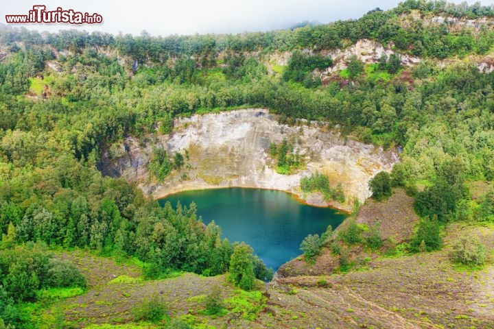 Immagine Lago vulcanico Ata Mbupu, uno dei tre laghi di Kelimutu, una delle attrazioni più famose dell'Indonesia, sull'isola di Flores - © Ammit Jack / Shutterstock.com