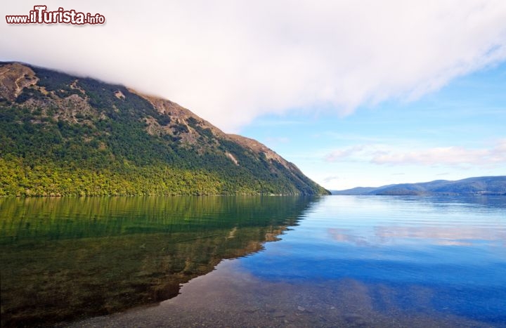 Immagine Lake Rotoiti: ci troviamo nel Nelson Lakes National Park in Nuova Zelanda, più precisamente nella regione di Tasman  nell'Isola del Sud - © Wildnerdpix / Shutterstock.com