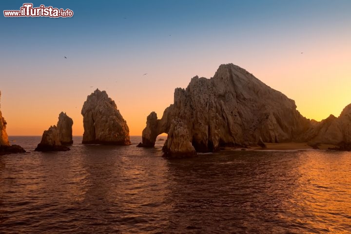 Immagine Land's End sunset: il magico tramonto all'estremità sud della California, a Cabo San Lucas in Messico - © Ruth Peterkin / Shutterstock.com