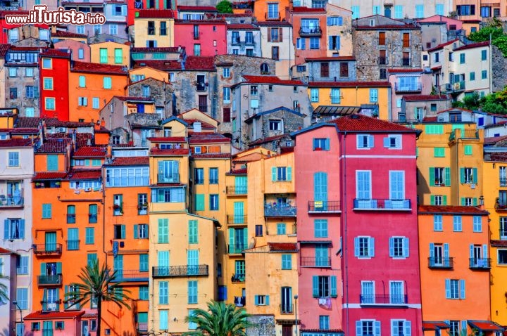 Immagine Le case colorate del centro Storico di Mentone in Francia - © Martin M303 / Shutterstock.com