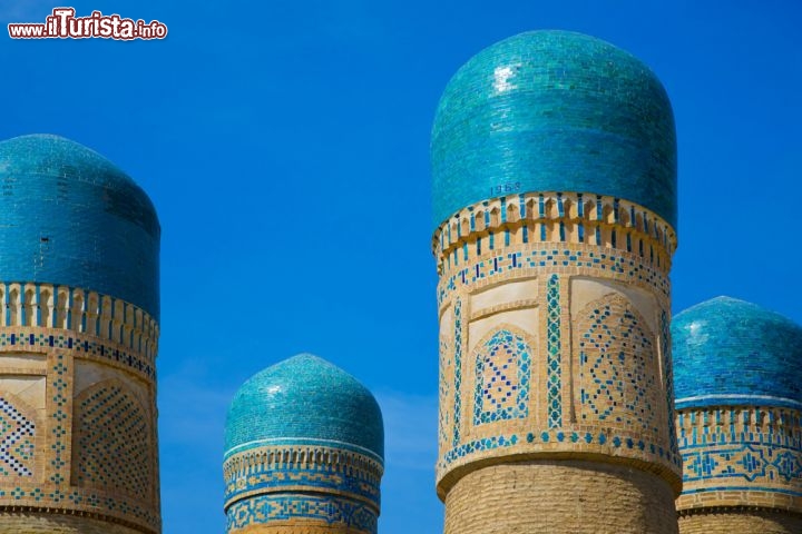 Immagine Le cupole di Chor-Minor, una delle storiche Madrasa di Bukhara in Uzbekistan, anche se oggi non più in attività - © Eduard Kim / Shutterstock.com