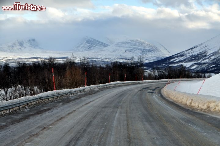 Immagine Le montagne di Abisko Svezia: sulla sinistra si nota la celebre valle a U (glaciale) di Lapporten (in Sami: Tjuonavagge)