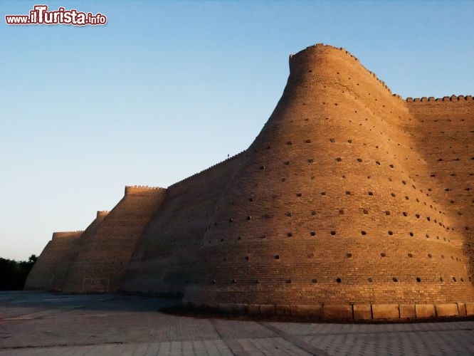 Immagine Le imponenti mura di Bukhara in Uzbekistan: le grandi mura della Fortezza dell'Ark sono una delle principali attrazioni della città - © liseykina / Shutterstock.com