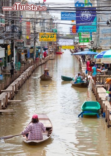 Immagine Le piogge del monsone a Ayutthaya hanno trasformato le strade in canali. Succede di solito nei mesi di settembre e ottobre quando possono cadere anche più di 300 millimetri al mese - © WitthayaP / Shutterstock.com