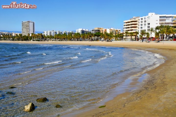 Immagine Le sabbie dorate di Salou, la città costiera della Catalogna, nel nord-est della Spagna - © nito / Shutterstock.com