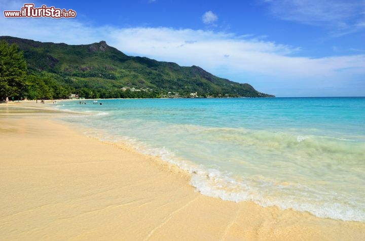 Immagine Le sabbie dorate di plage Beau Vallon Seychelles - © Oleg Znamenskiy / Shutterstock.com