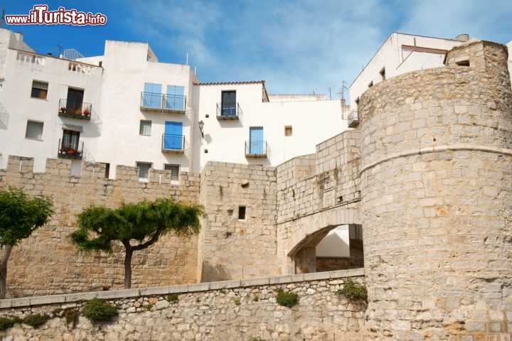 Immagine Le case di Peniscola e il Castello dei Templari ib Spagna, Comuntà Valenciana - © Massimiliano Pieraccini / Shutterstock.com