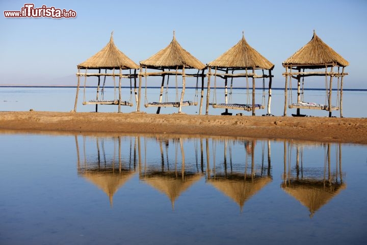 Immagine Letti in spiaggia sul Mar Rosso, ci troviamo nei pressi di Sharm el Sheikh in Egitto - © Andrzej Kubik / Shutterstock.com