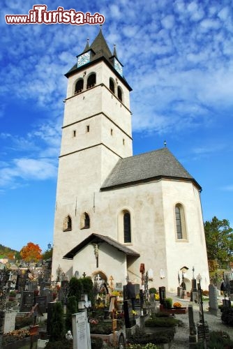 Immagine Lieb Frauen kirche Kitzbuhel Austria e cimitero - © Pablo Debat / Shutterstock.com