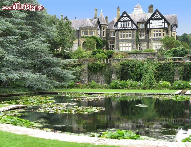 Immagine Lo stagno di Lily pond ed una bella Mansion (Casa patronale) nei pressi di Conwy (Conway) in Galles - © Christina Richards / Shutterstock.com