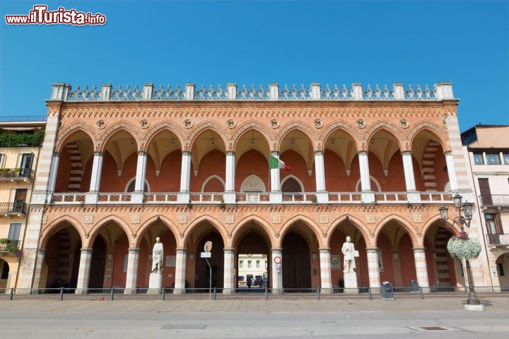 Immagine La Loggia Amulea, splendido esempio di architettura neogotica di Prato della Valle a Padova - © Renata Sedmakova / Shutterstock.com