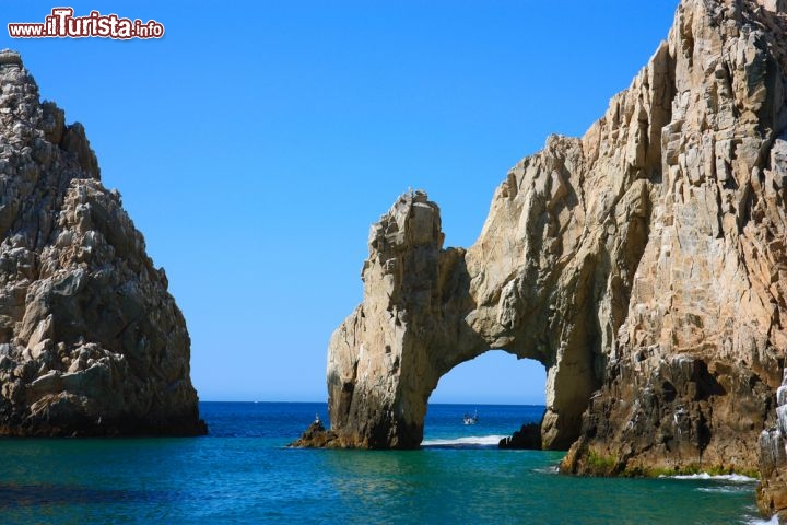 Immagine Los Arcos, la particolare fromazione rocciosa, modellata dalle onde dell'oceano Pacifico a Cabo San Lucas, California meridionale del Messico - © Lyudmila Suvorova / Shutterstock.com