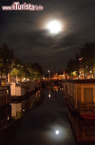 Immagine La Luna a Groningen si riflette nell'acqua dei canali