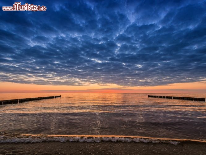 Immagine Magico Tramonto sul mar Baltico: il mare di Graal Muritz, nel nord della Germania è caratterizzato da una soffice costa sabbiosa che si sviluppa per oltre 5 km di lunghezza - © RicoK / Shutterstock.com
