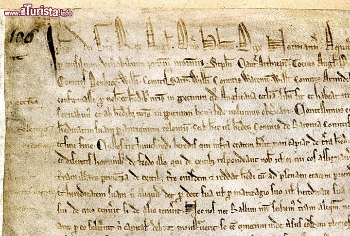 Immagine Magna Carta, una delle 4 copie in originale, custodita dalla British Library di Londra, Inghilterra. Scritto in latino, è il documento che il re d'Inghilterra Giovanni Senzaterra fu costretto a concedere ai baroni del Regno, propri feudatari, nel giugno del 1215 - © Magna Carta (British Library Cotton MS Augustus II.106)