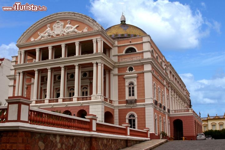 Immagine Manaus Amazzonia il celebre teatro Amazonas monumento del Brasile - © bumihills / Shutterstock.com
