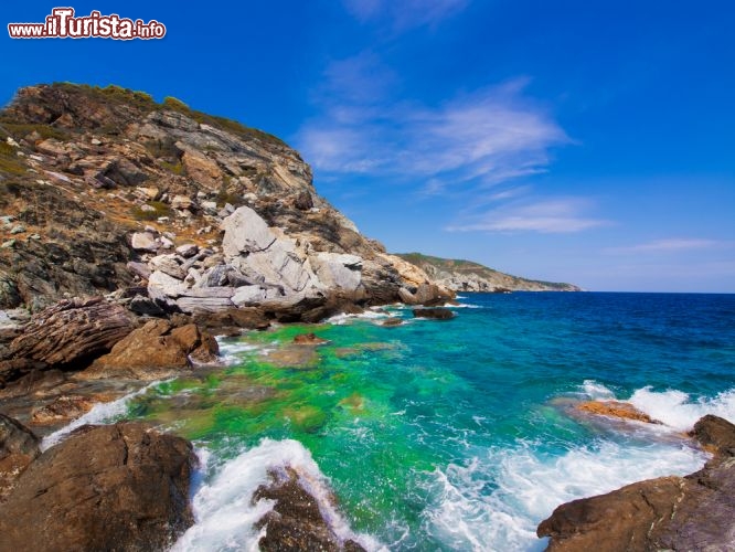 Immagine Mar Egeo: le acque smeraldo dell'isola Skopelos in Grecia - © Mr. Green / Shutterstock.com