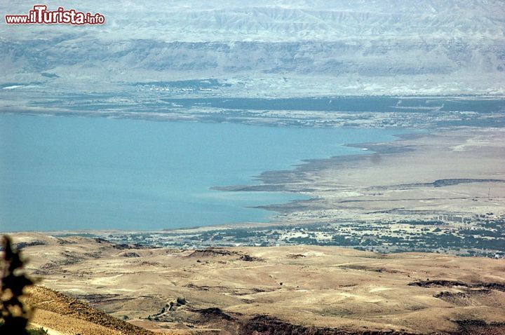 Immagine La sponda nord del Mar Morto, fotografata dalla cima del Monte Nebo vicino a Madaba, in Giordania. E' conosciuta come la montagna di Mosè: da qui mostrò al popolo ebreo la Terra Promessa