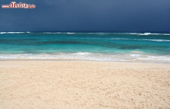 Immagine Il Mare di Punta Cana baciato dal sole, mentre una tempesta tropicale passa ad oriente della Repubblica Dominicana - © Chris Hill / Shutterstock.com