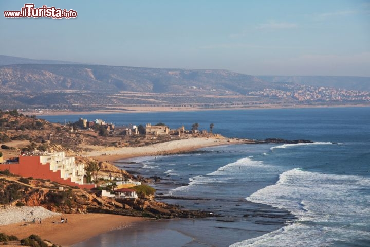 Immagine il mare nei dintorni di Agadir: le coste dell'Oceano Atlantico del Marocco sono famose tra i surfisti e gli amanti di wind e kite surf - © Galyna Andrushko / Shutterstock.com