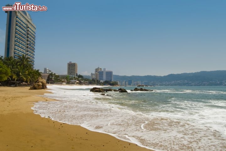 Immagine Il mare e la grande spiaggia di Acapulco in Messico. Ci troviamo sulla costa pacifica, nello stato del Guerrero - © Erkki & Hanna / Shutterstock.com