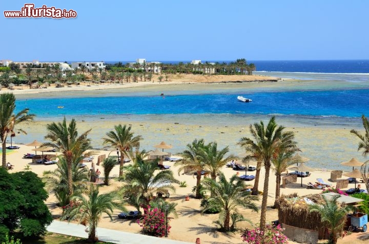 Immagine Marsa Alam: la famosa spiaggia sul Mar Rosso centrale in Egitto. Grazie al suo aeroporto internazionale, è divenuta una delle mete balneari più emergenti di tutto l'Egitto - © maudanros / Shutterstock.com