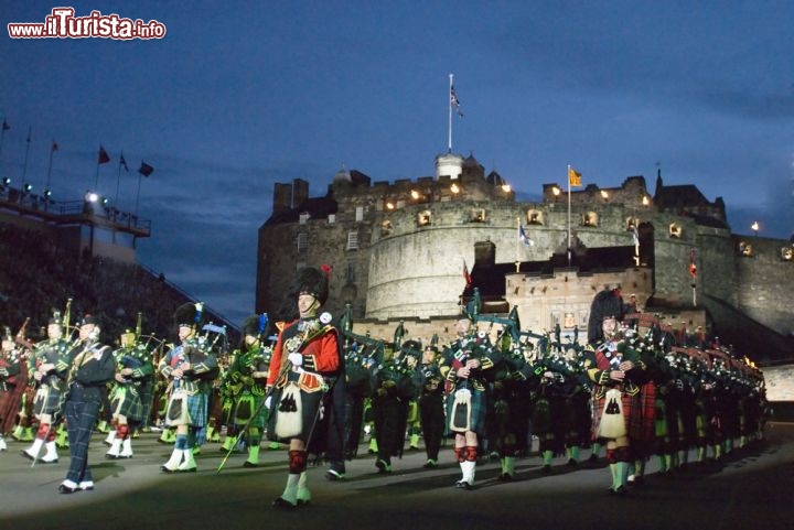 Immagine Massed Pipes and drums: ad Edimburgo lo spettacolo estivo del Military Tattoo, presso l'Edinburgh Castle - © domhnall dods / Shutterstock.com