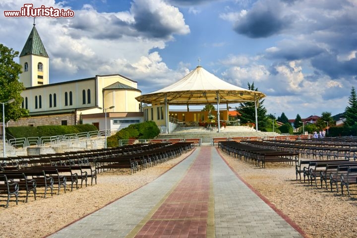 Immagine Medjugorje, Bosnia: la chiesa di Sv. Jakov e spazio per le celebrazioni all'aperto - © majeczka / Shutterstock.com