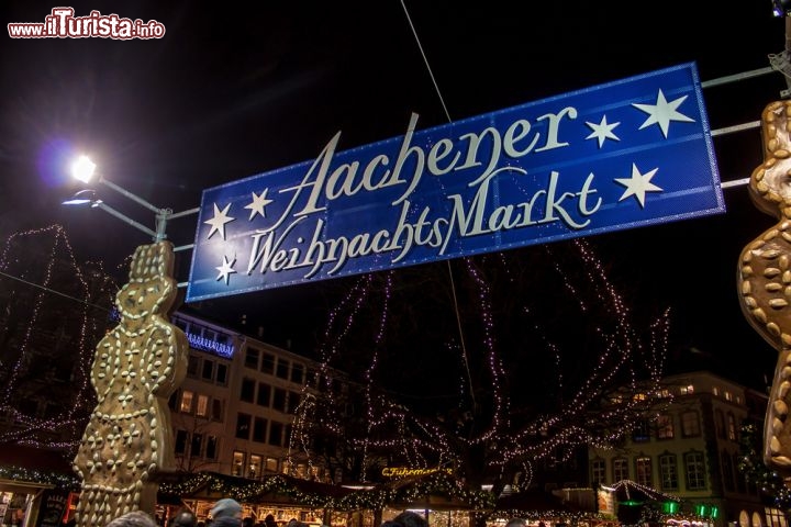 Immagine Mercatini di Natale ad Aquisgranain  Germania: il cartello all'ingresso della zona adibita a mercato dell'avvento - © M R / Shutterstock.com
