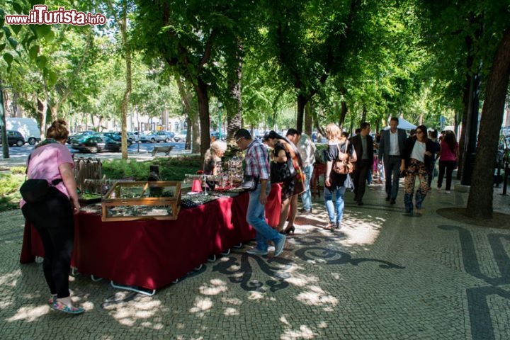 Immagine Il mercatino della Fiera dell'Antichità in Avenida Liberdade a Lisbona - foto © www.cm-lisboa.pt